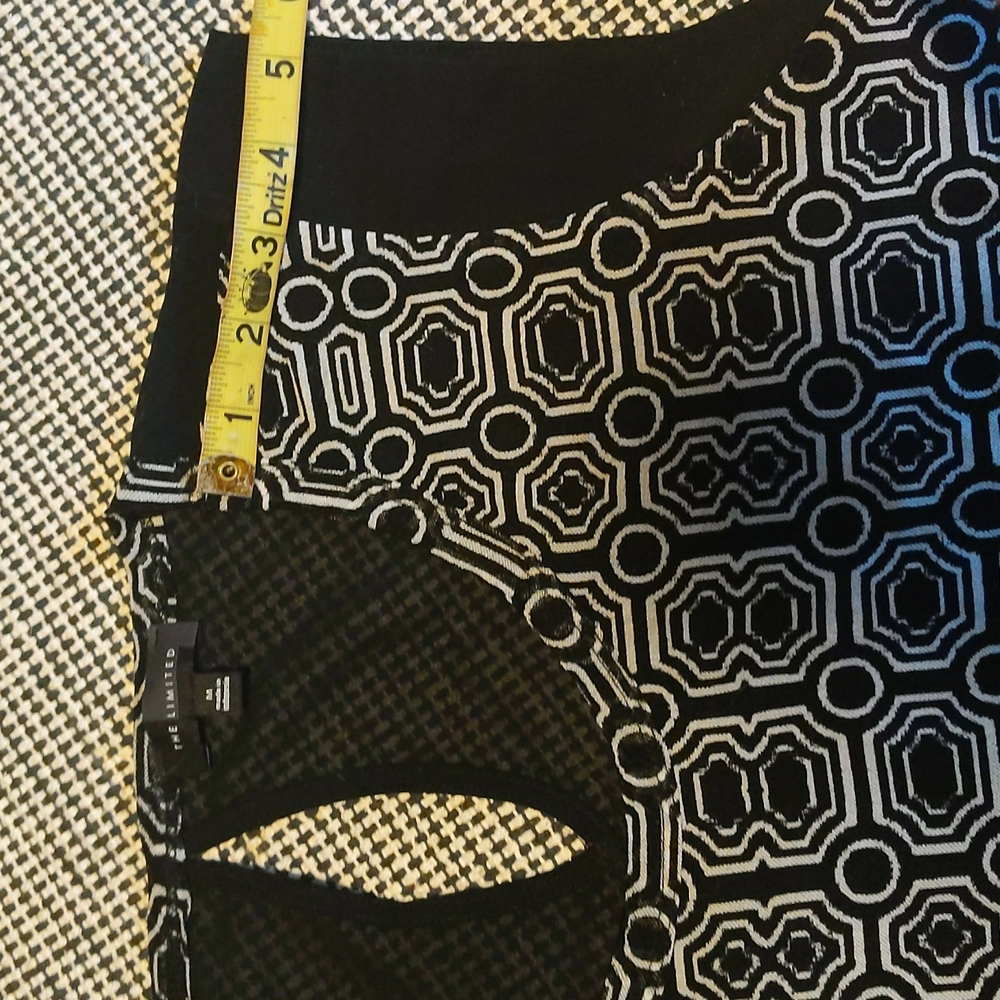The Limited Patterned Sheer Shell - Picture 5 of 5